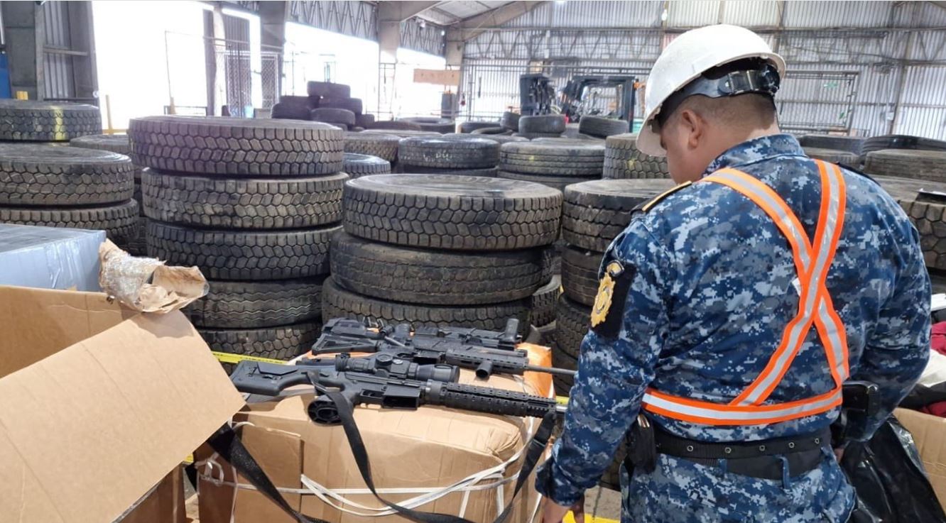 SAT detecta armas de fuego en encomienda en Izabal