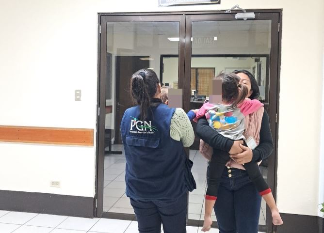 PGN rescata a niña de 4 años y bebé de 11 meses quienes se encontraban solos