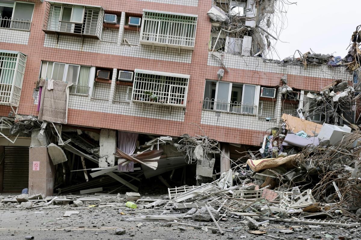 Uno de los edificios que resultó con daños serios a causa del terremoto de 6.4 grados de magnitud en el sur de Taiwán.