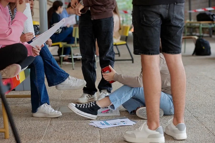 Crece cifra de países que prohíben celulares en la escuela