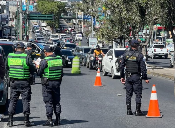 Operativos contra taxis piratas se intensifican en puntos estratégicos capitalinos