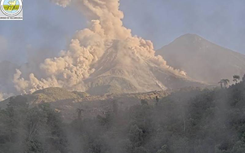 Se debe evitar acercarse al área del volcán Santiaguito, en El Palmar, Quetzaltenango, debido a la intensa actividad del coloso, señalan las autoridades.