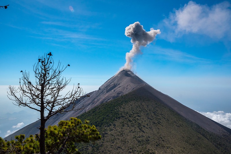 Volcán de Fuego mantiene actividad moderada