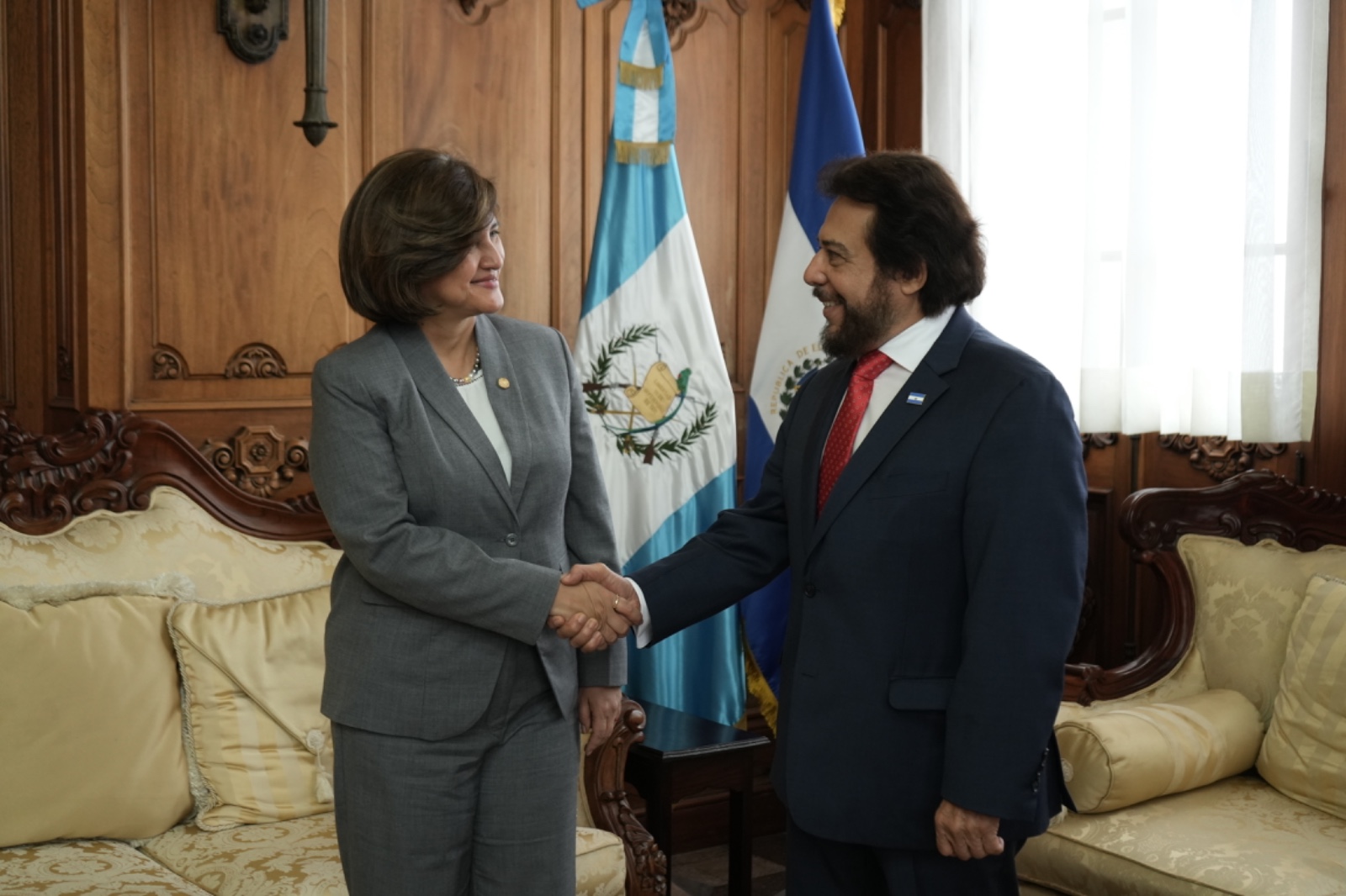 Vicepresidenta Karin Herrera con su homólogo salvadoreño. / Foto: Vicepresidencia de la República.