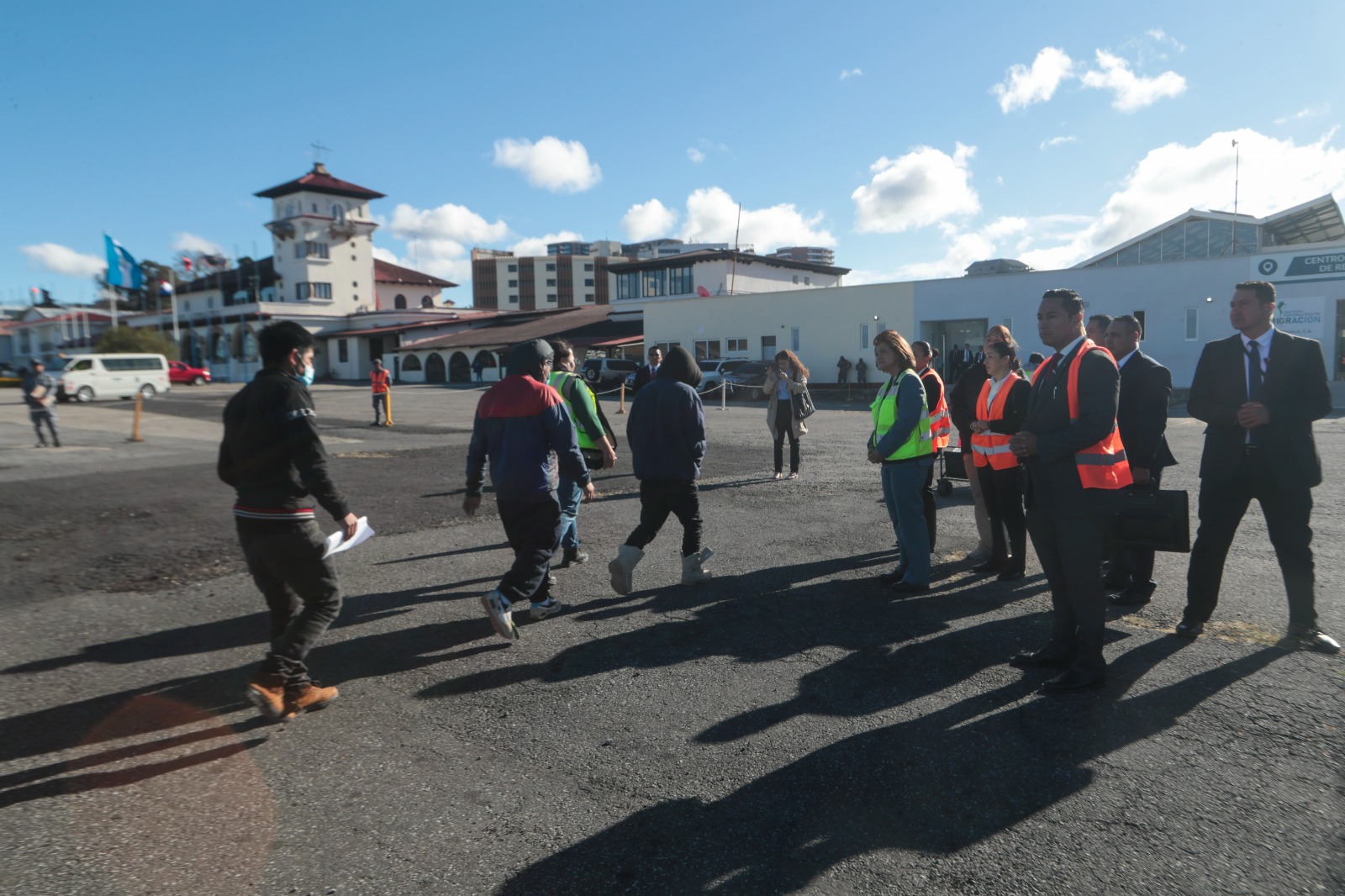 Vicepresidenta Karin Herrera verifica protocolos de recepción de migrantes