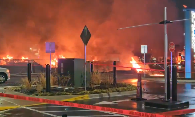 Explosión por caída de avión pequeño en Filadelfia, Estados Unidos. / Foto: Redes sociales.