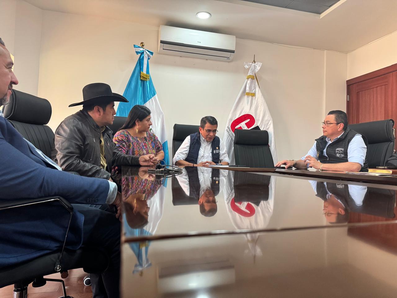 Reunión para priorizar acciones de infraestructura vial en Alta Verapaz