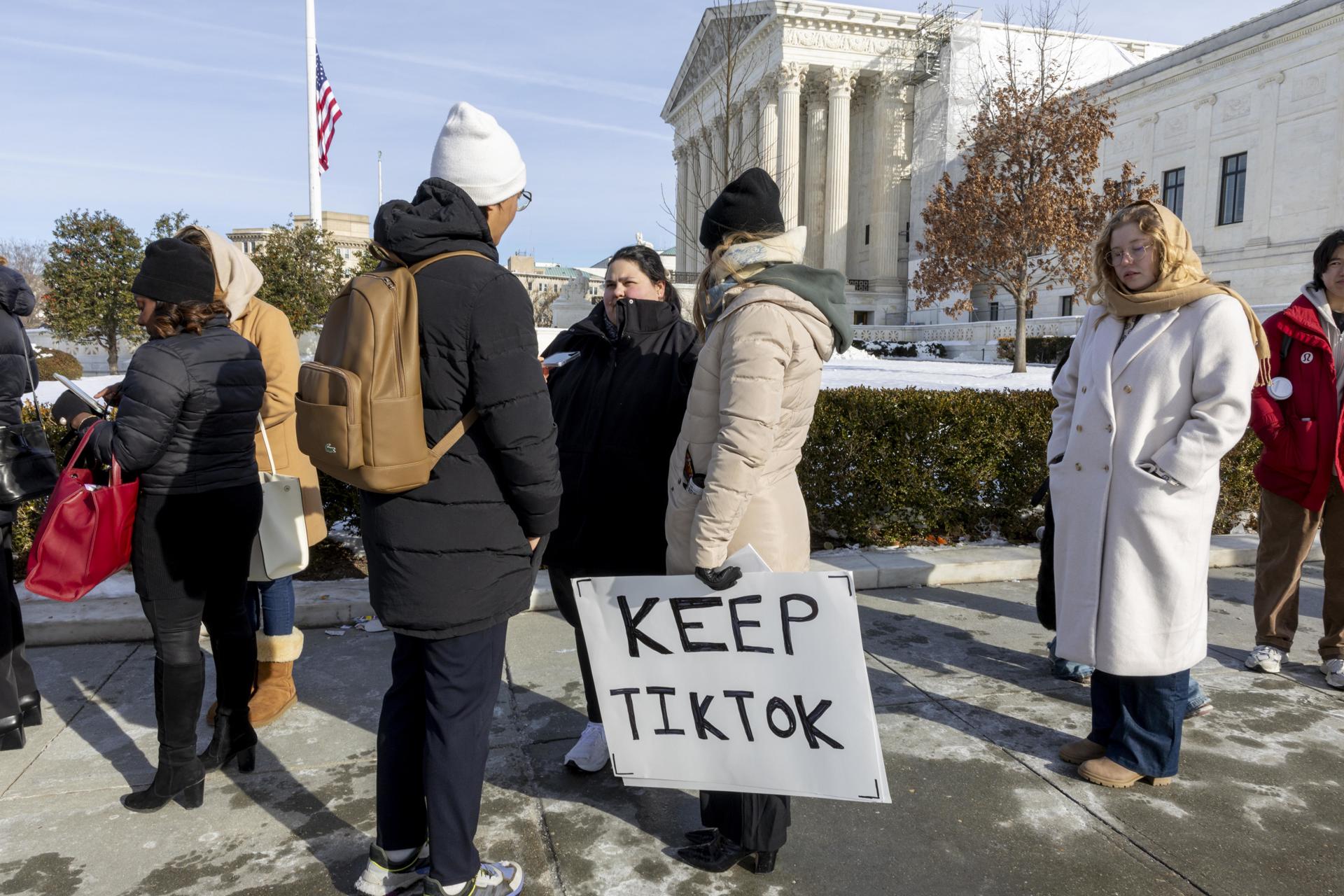 El Tribunal Supremo de EE.UU. mantuvo en firme la ley que obliga a suspender TikTok este domingo 19 de enero.