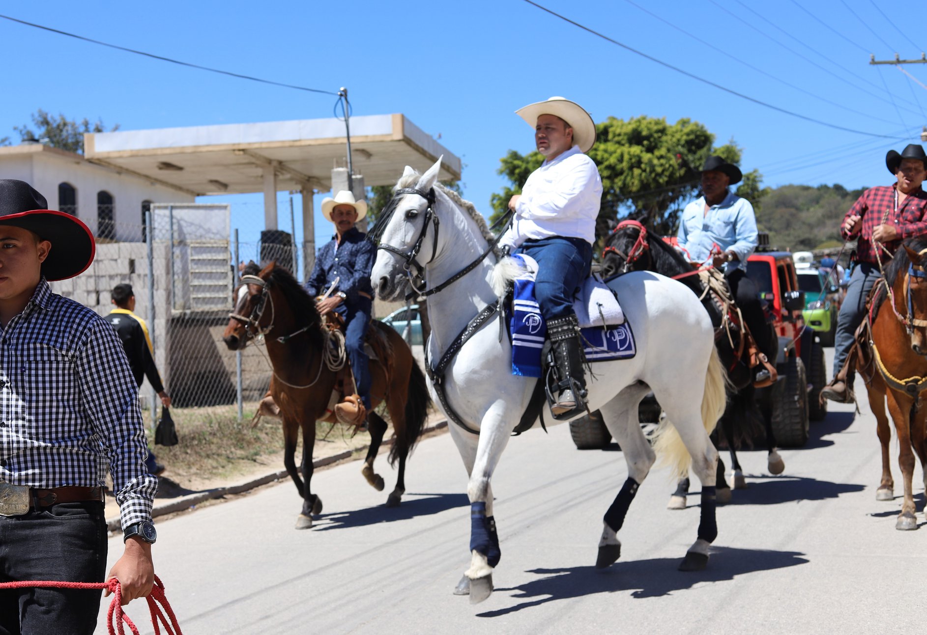 Piden no portar armas de forma ostentosa en los desfiles hípicos. / Foto: Municipalidad de Casillas.