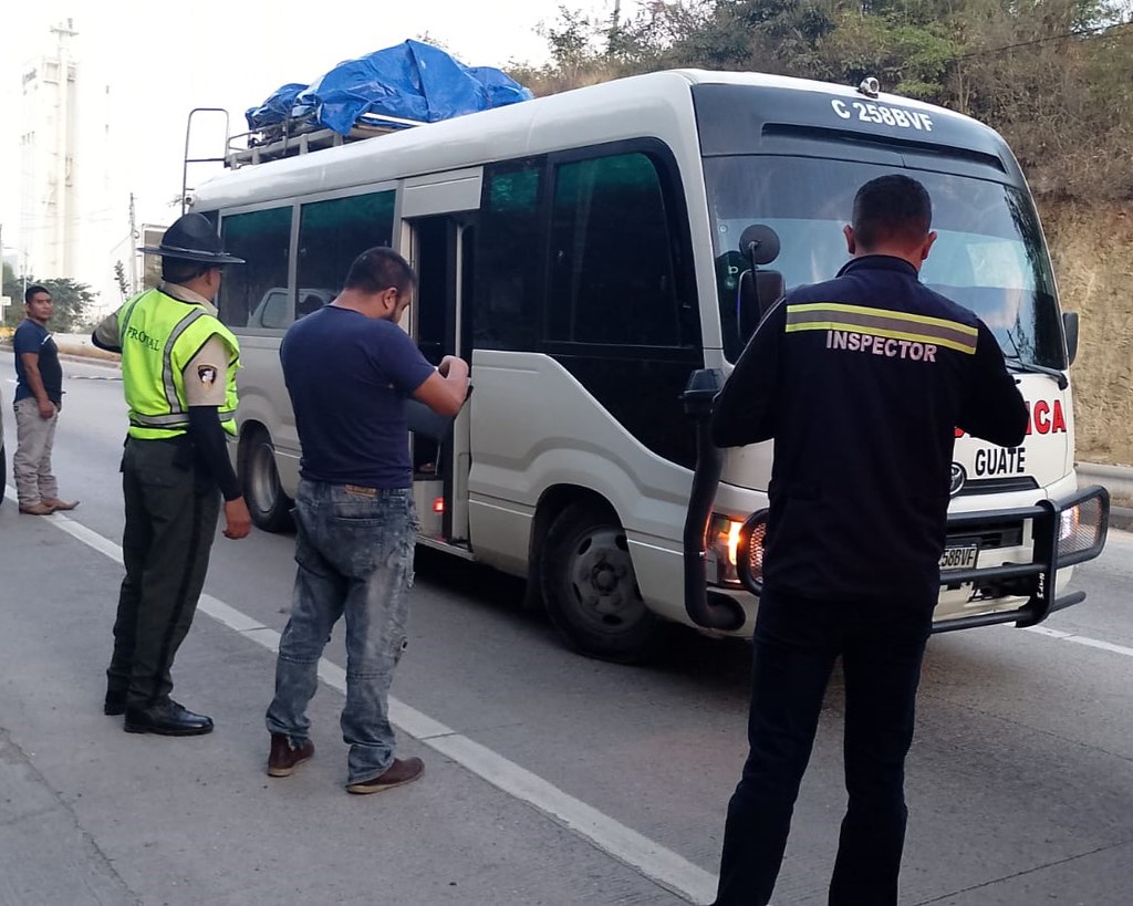 DGT inspeccionó buses de transporte colectivo en carreteras. / Foto: DGT.