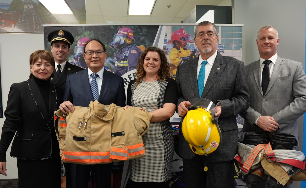 Presidente Arévalo con funcionarios de Canadá, República de China (Taiwán) y el Departamento de Bomberos de Otawwa, en Canadá. / Foto: Lourdes Hércules.