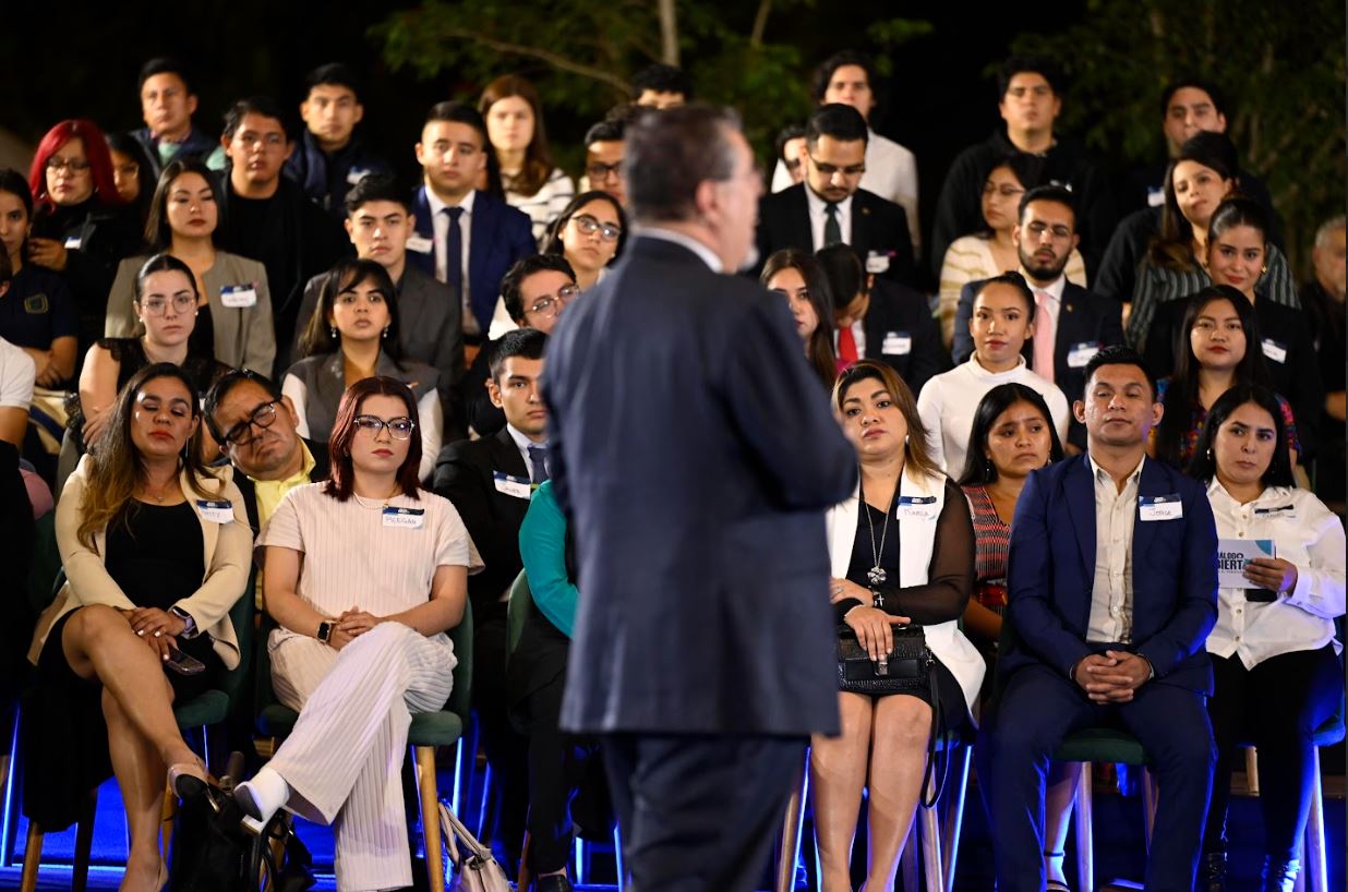 Presidente Bernardo Arévalo lidera dialogo abierto universidad del valle con jóvenes. / Foto: Alvaro Interiano