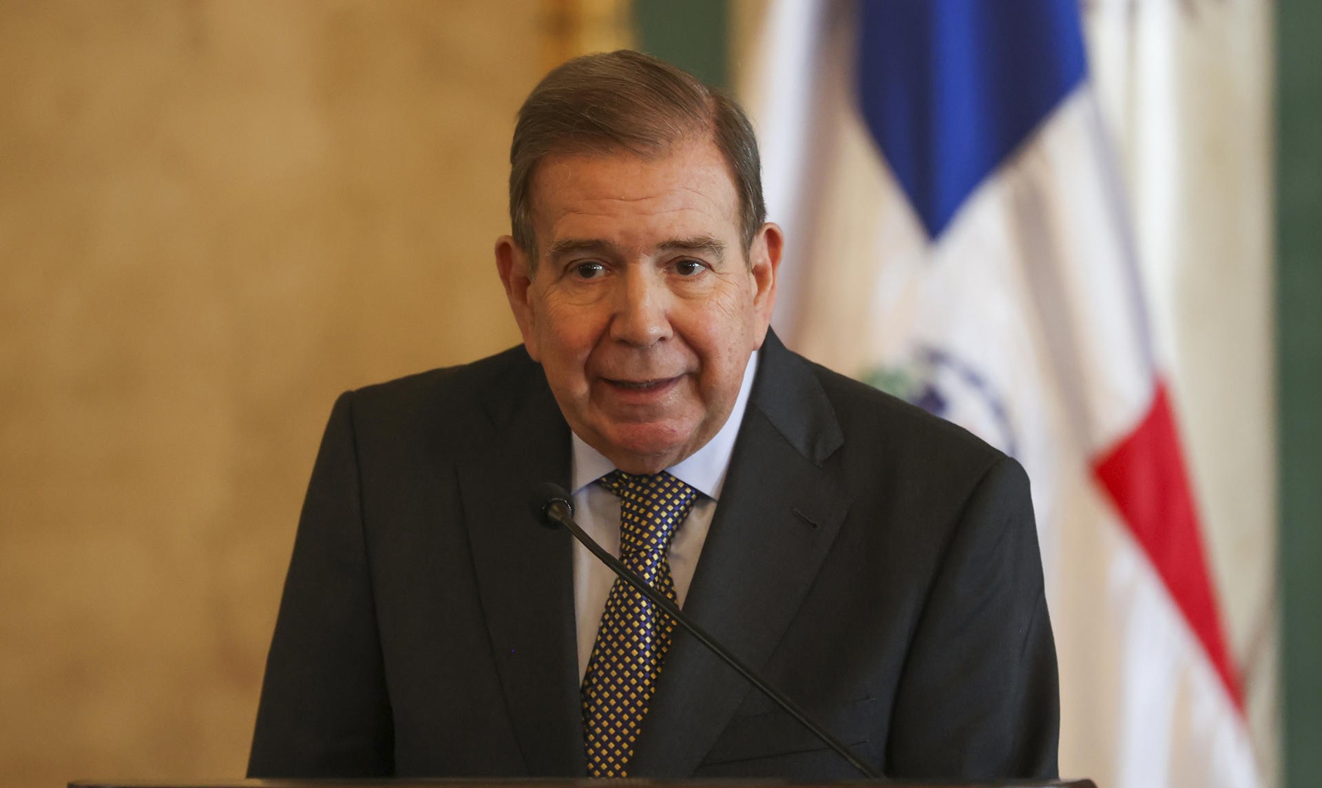 Edmundo González arriba a Guatemala para reunirse con el presidente Arévalo