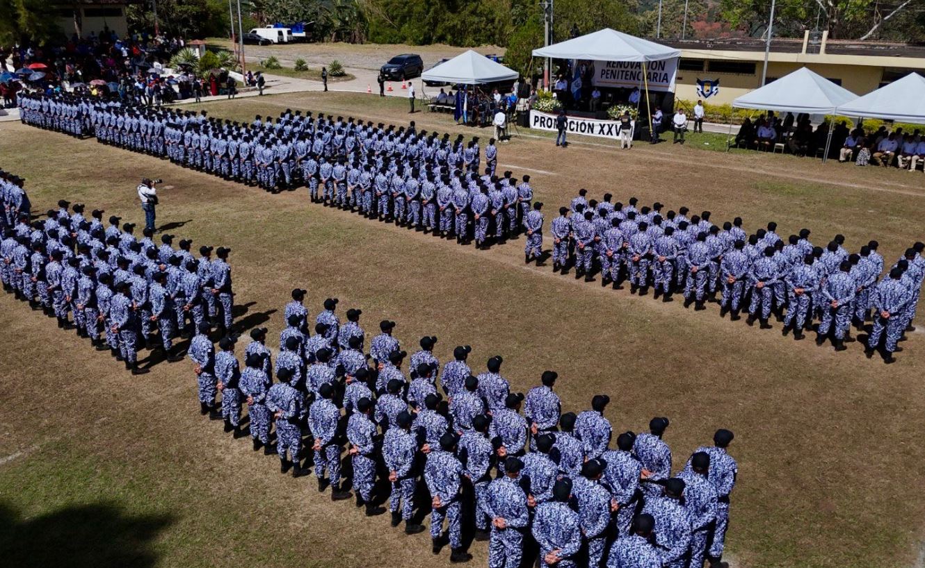 Dos tipos de uniformes para roles específicos en el Sistema Penitenciario