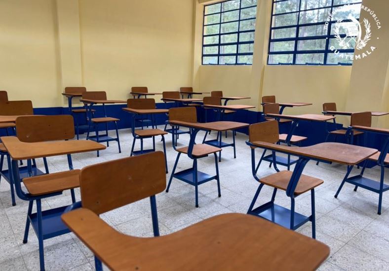 Entregan proyecto educativo en Santa María Chiquimula, Totonicapán