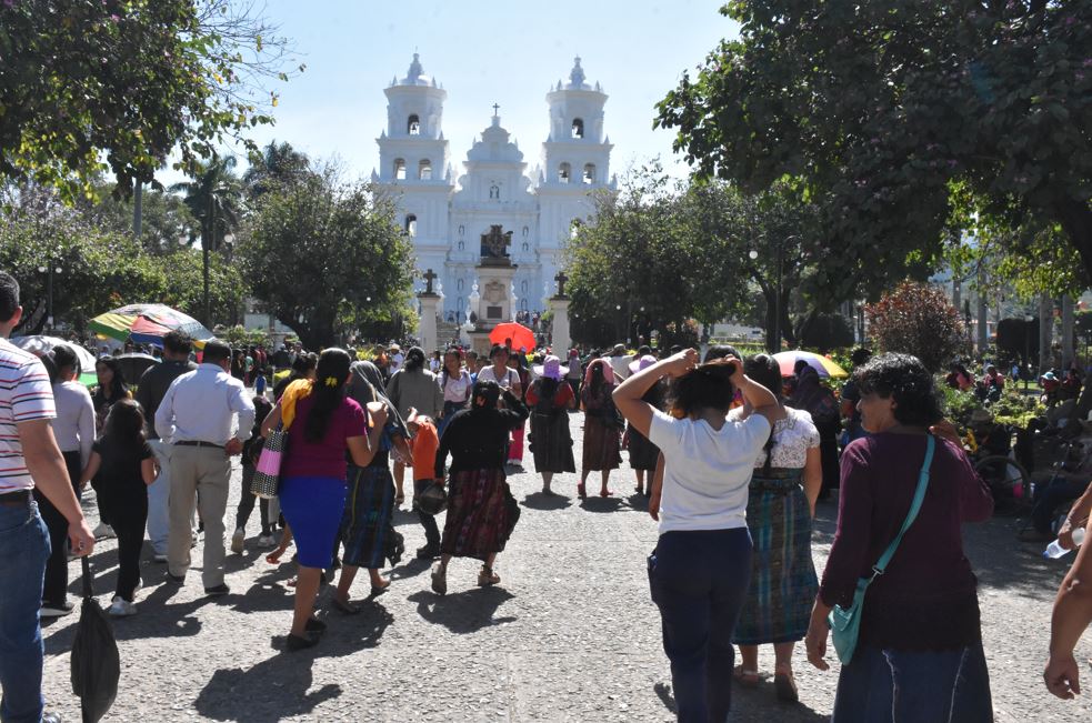 Salud y PNC brindan servicios a personas que llegan a la capital centroamericana de la fe