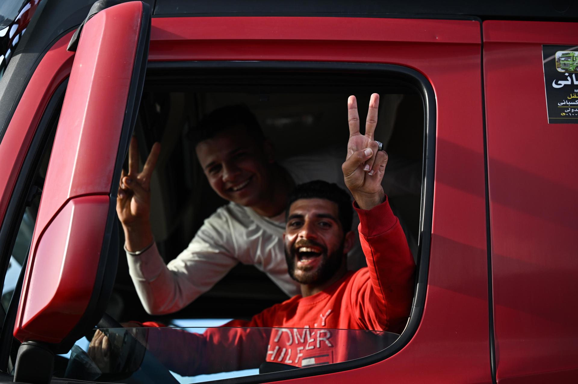 Transportistas de Egipto celebran que podrán ingresar la ayuda humanitaria a Gaza. / Foto: EFE.