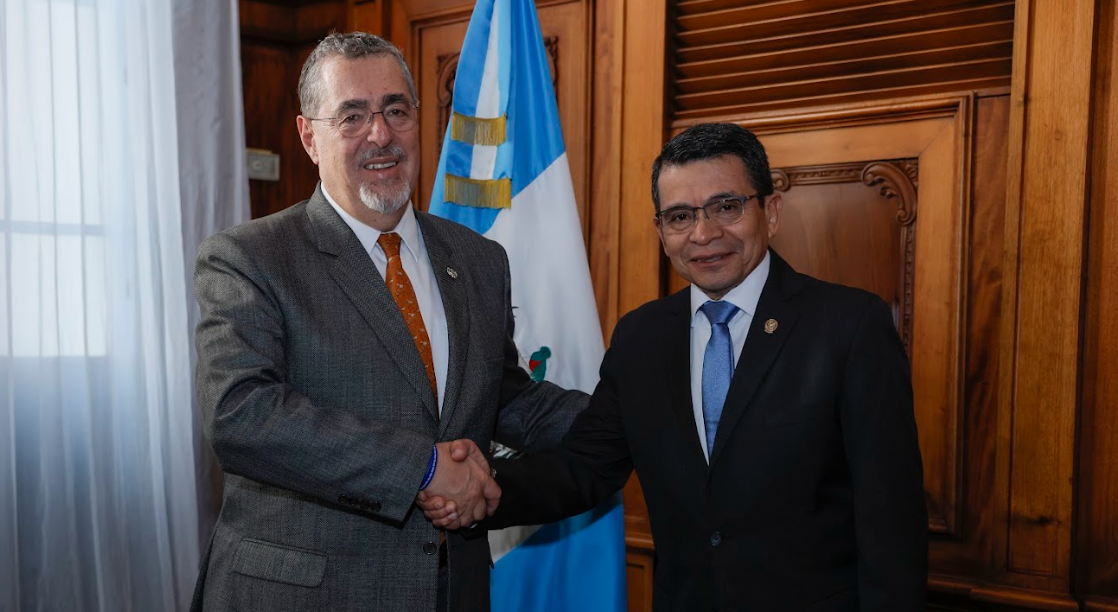Presidente Bernardo Arévalo con el nuevo ministro de Comunicaciones. / Foto: Gilber García.