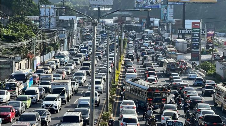 Precaución en tráfico citadino por caravanas escolares