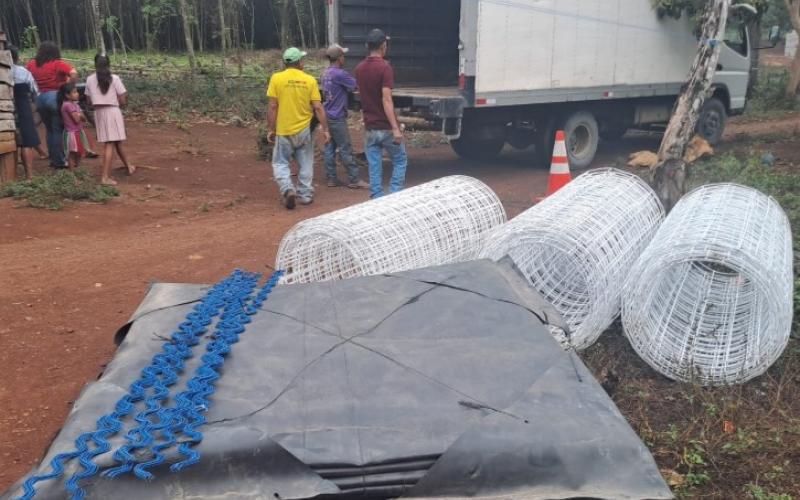 Entregan materiales para construir sistemas de riego en Petén. / Foto: MAGA.