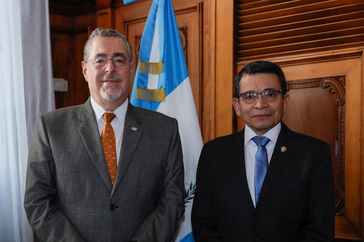 Ministro Díaz Bobadilla (derecha) junto al presidente Bernardo Arévalo. / Foto: Gilber García.