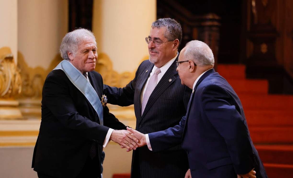 Presidente Arévalo agradeció a Almagro por el apoyo de la OEA a Guatemala. / Foto: Gilber García.