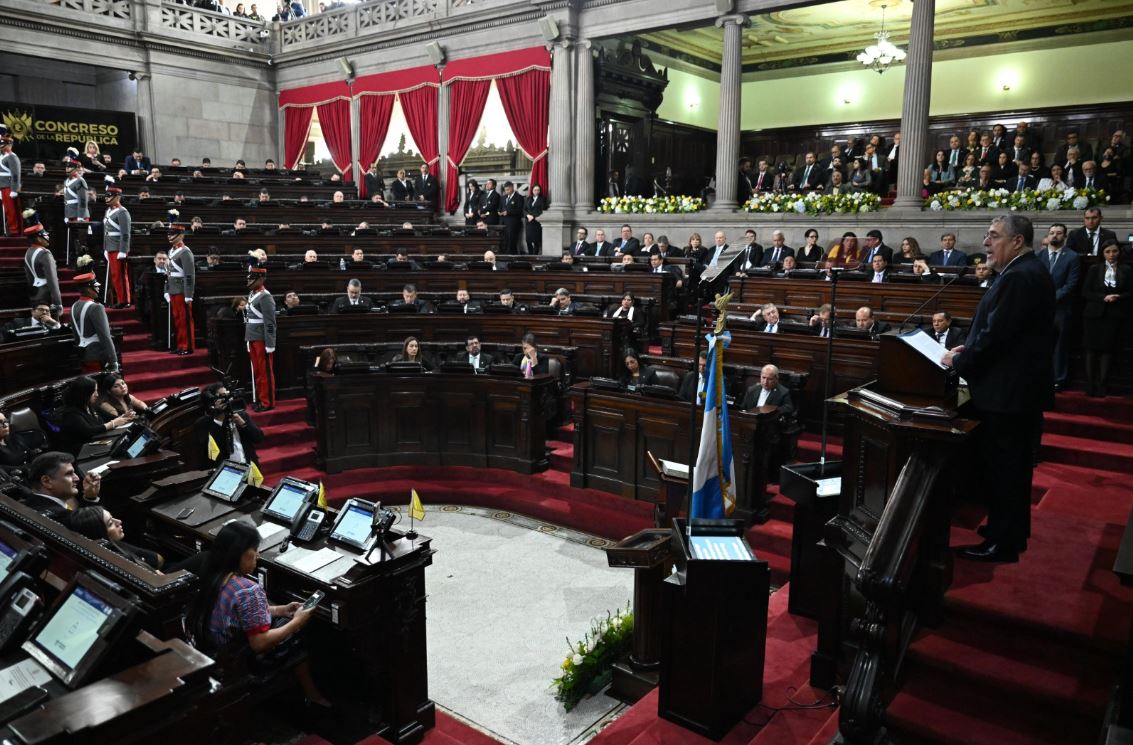 Gobernante anuncia Plan Conecta, que busca resolver la situación crítica de la red vial