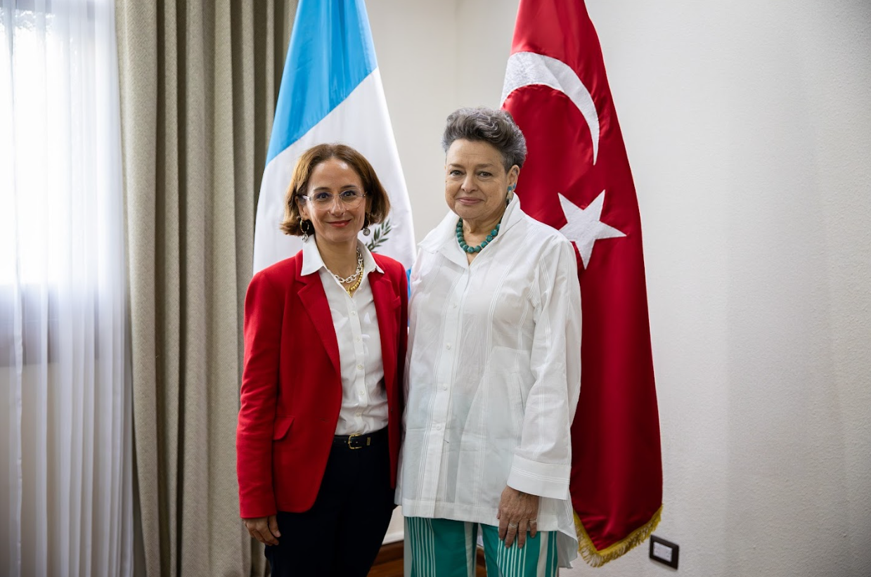 Primera dama de la Nación, doctora Lucrecia Peinado (derecha), junto a la embajadora de Turquía en Guatemala, Beliz Celasin Rende. / Foto: Carlos Aguilar.