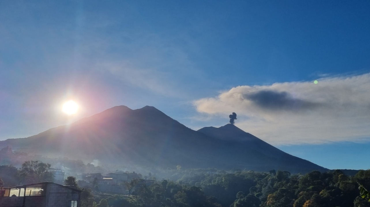 El volcán de Fuego intensificó su actividad en las últimas horas.