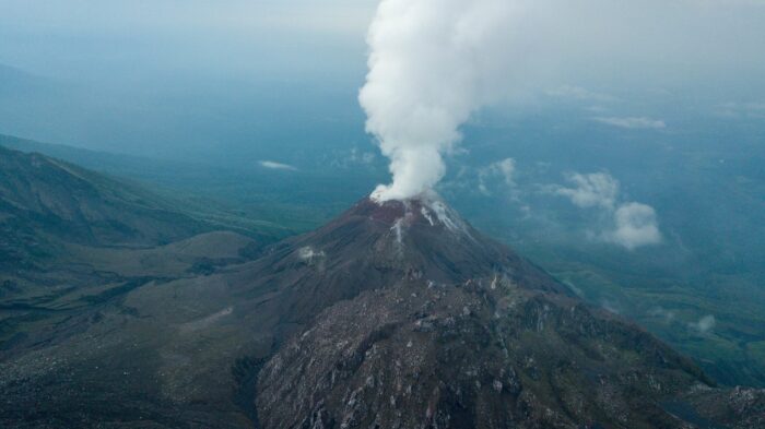 Restringen ascensos al volcán Santiaguito por alta actividad