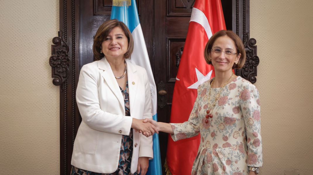 La vicepresidenta, Karin Herrera, recibió a la embajadora de Turquía, Beliz Celasin Rende. / Foto: Vicepresidencia