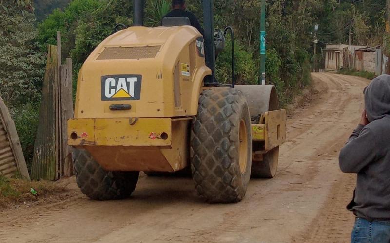 Caminos avanza en el mejoramiento vial en San Juan Sacatepéquez. /Foto: CIV.