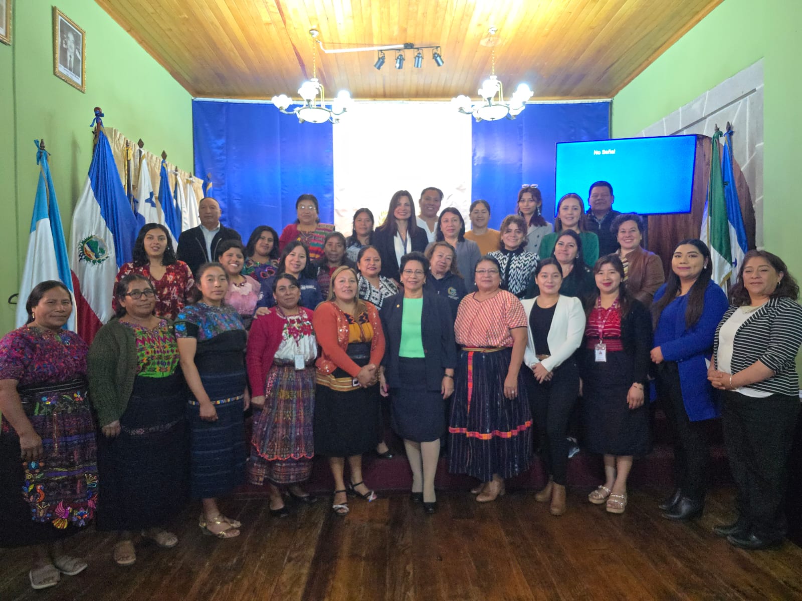Evalúan retos y desafíos que enfrentan las mujeres en las comunidades de Quetzaltenango