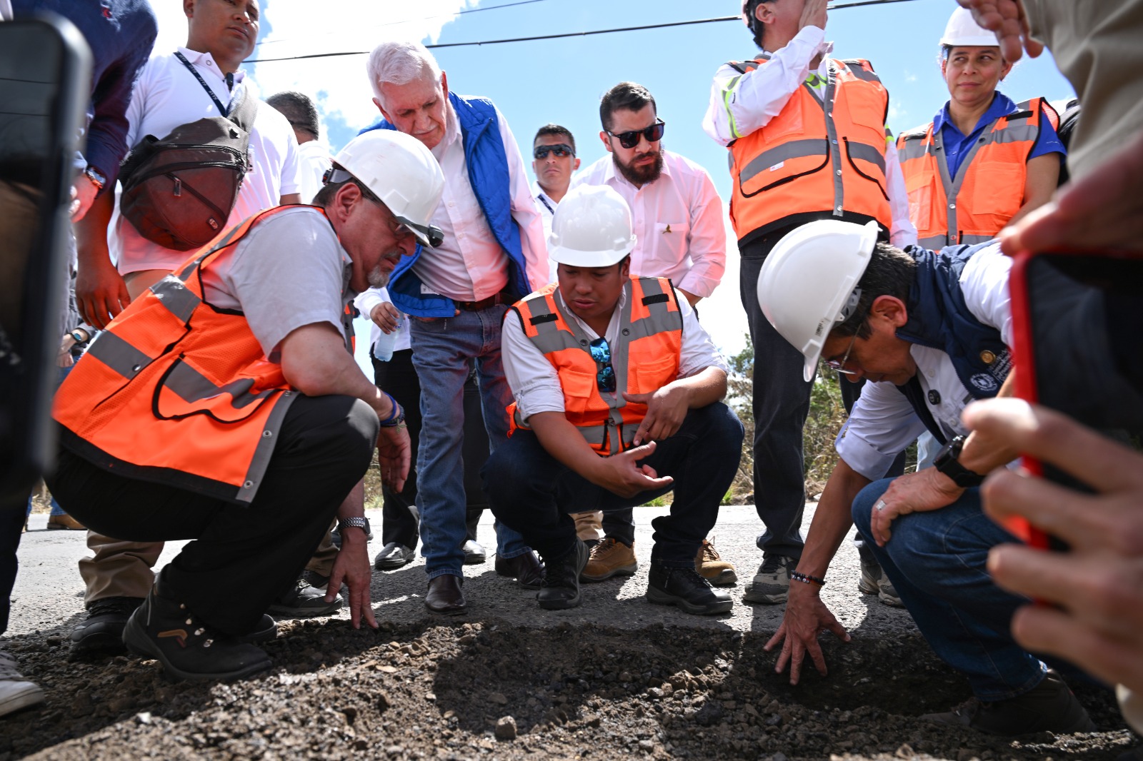 Presidente supervisa avances de tramo carretero en Chiquimula que beneficiará a más de 68 mil guatemaltecos