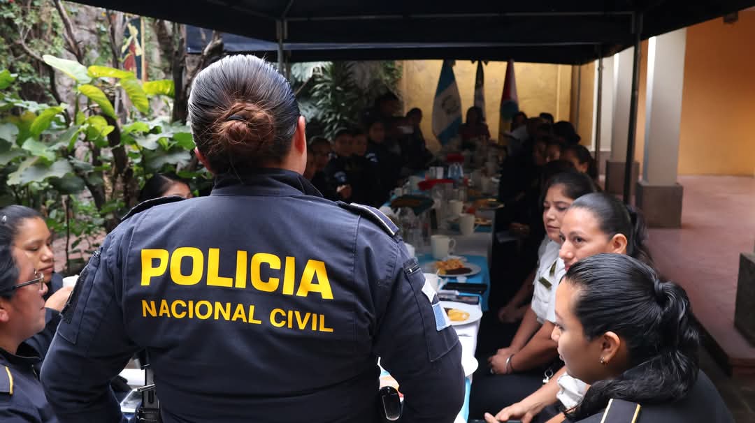 Mujeres de PNC plantean necesidades de personal a gobernadora de Sacatepéquez