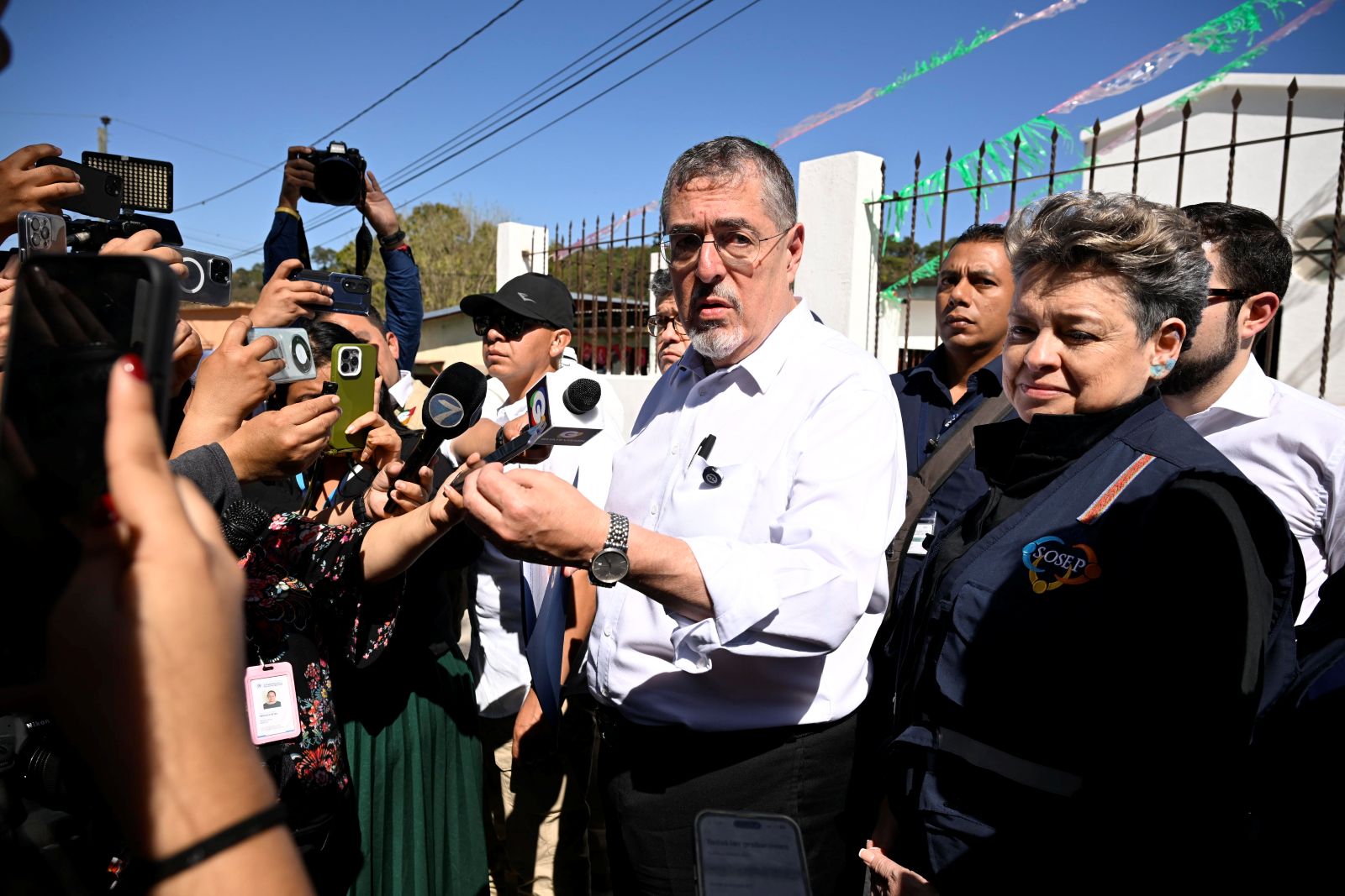 El presidente Bernardo Arévalo habla con la prensa durante su visita a familias de víctimas de accidente en Santo Domingo los Ocotes, en El Progreso.