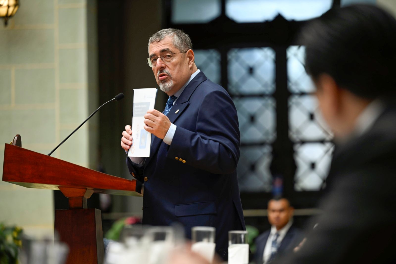 El presendente Bernardo Arévalo valora los avances alcanzados en materia de combate contra la corrupción en el país.