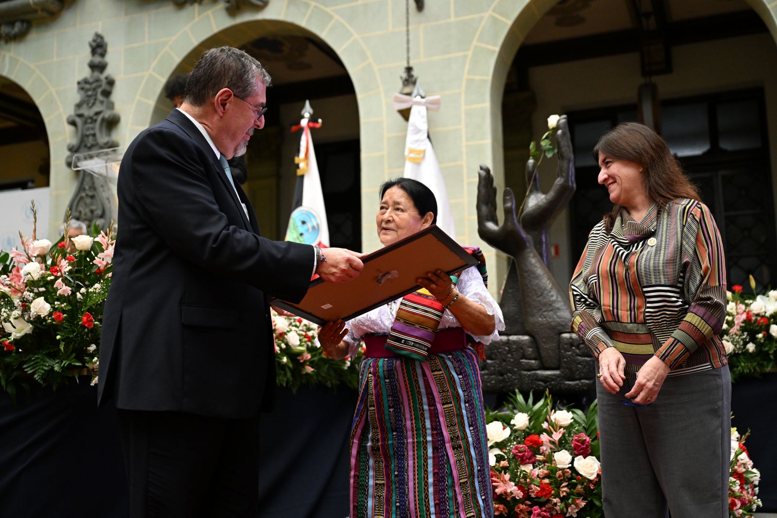 El presidente Bernardo Arévalo entrega reconocimiento a Otilia Lux de Cotí, en el Día de la Difnificación de las Víctimas del conflicto armado interno.