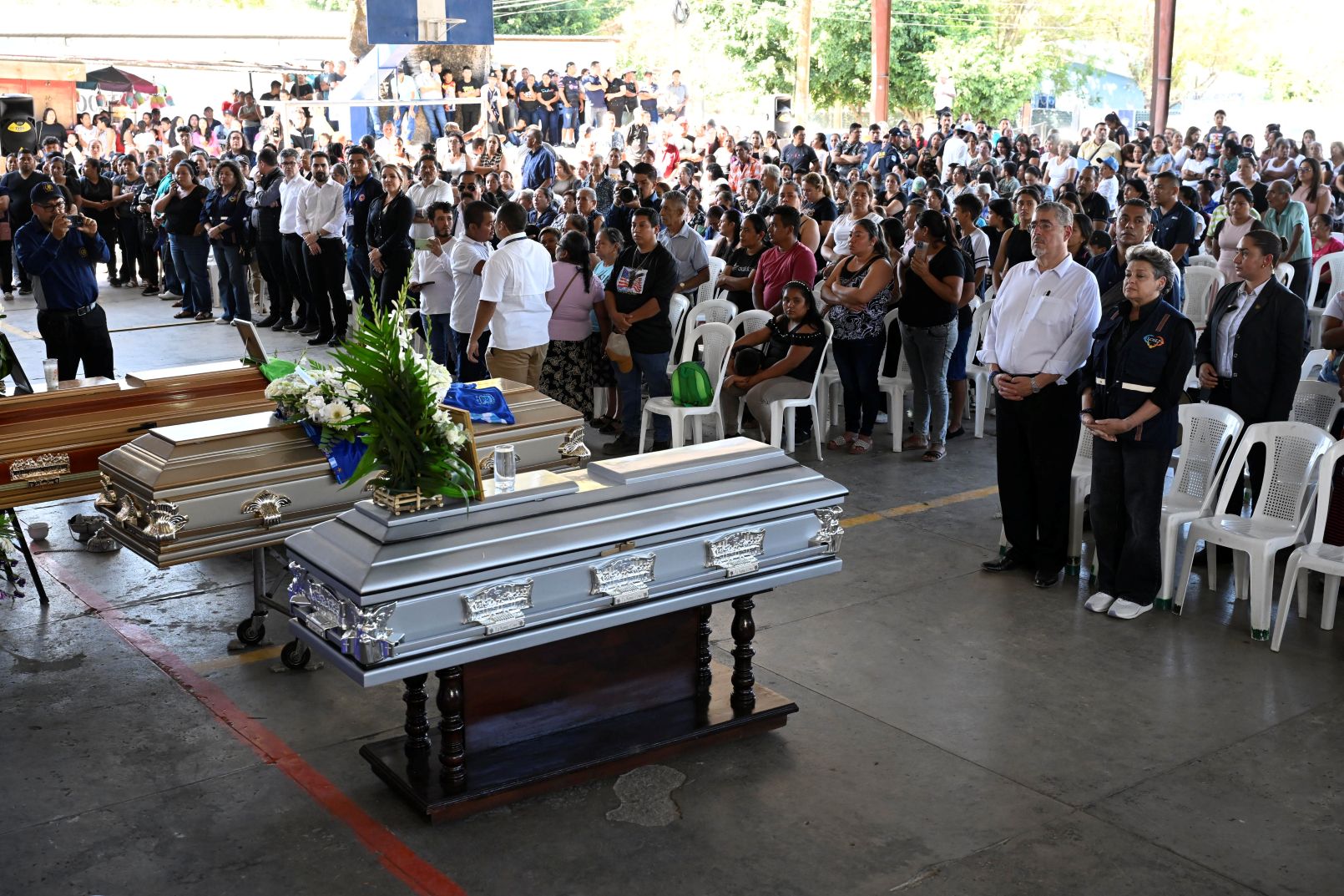 El presidente Bernardo Arévalo, junto a la primera dama, doctora Lucrecia Peinado, participan en servicio religioso antes del sepelio de algunas de las víctimas de trágico accidente.