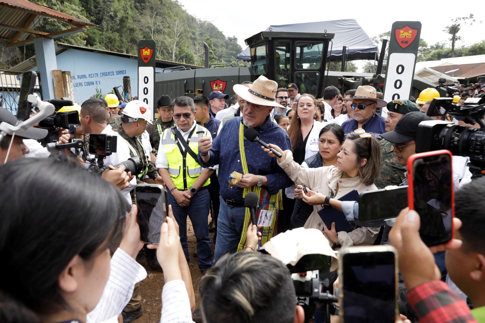 El presidente Bernardo Arévalo, luego del lanzamiento del plan Rutas para el Desarrollo, con el que el Gobierno se propone dotar de mejores caminos a comunidades rurales.