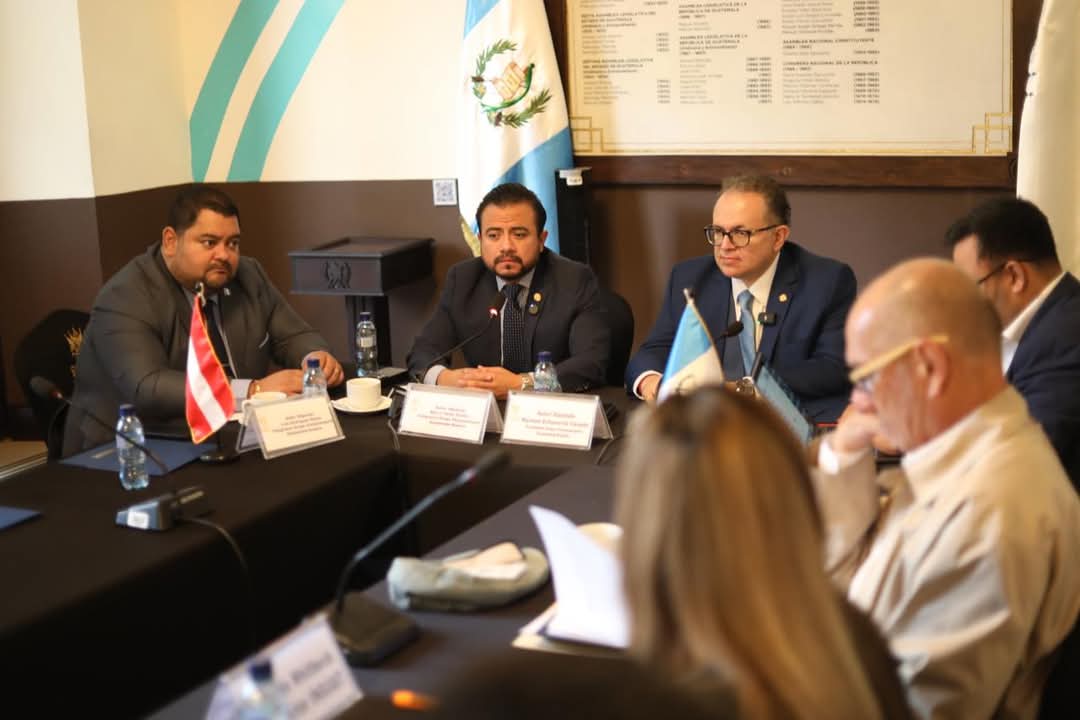 Los avances del proyecto de teleférico entre el Aeropuerto La Aurora y Antigua Guatemala se conocieron en reunión con diputados al Congreso.