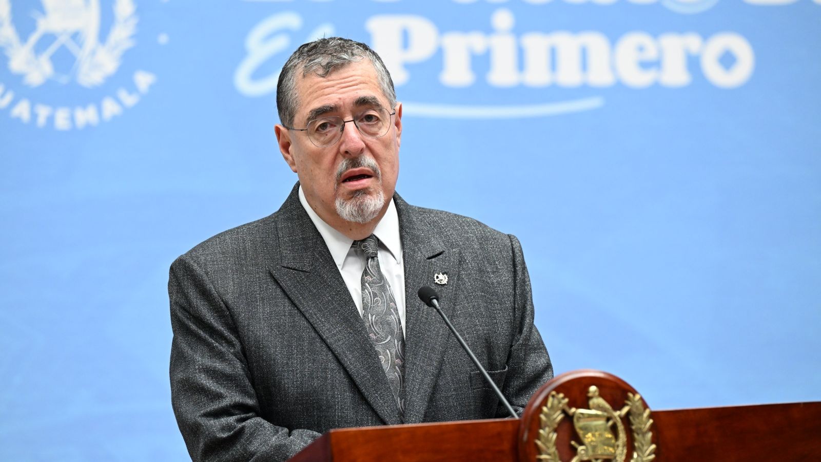 Presidente lidera gabinete para firmar acuerdo gubernativo que declara luto nacional por accidente
