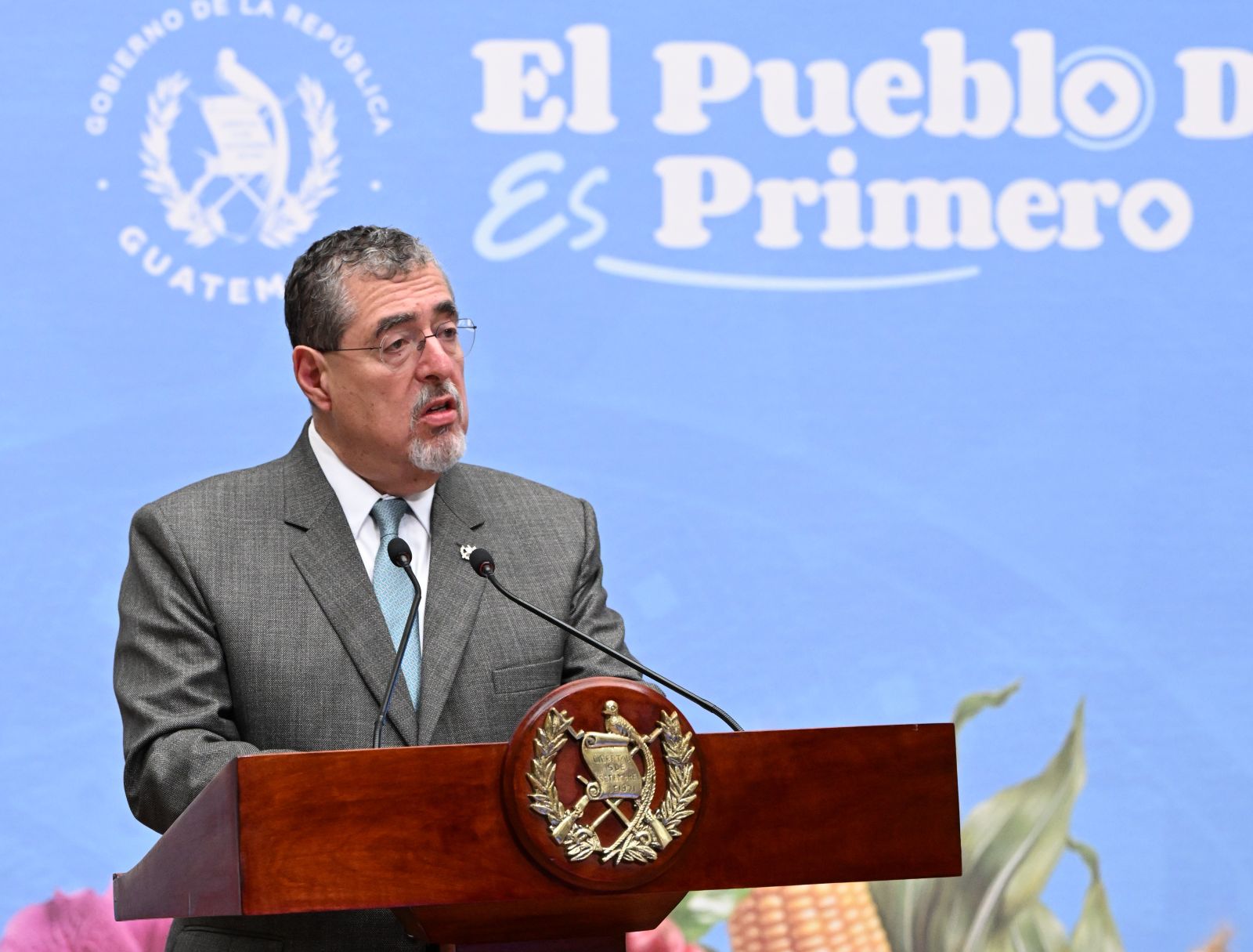El presidente Bernardo Arévalo enfatiza la importancia de apoyar a los guatemaltecos retornados.