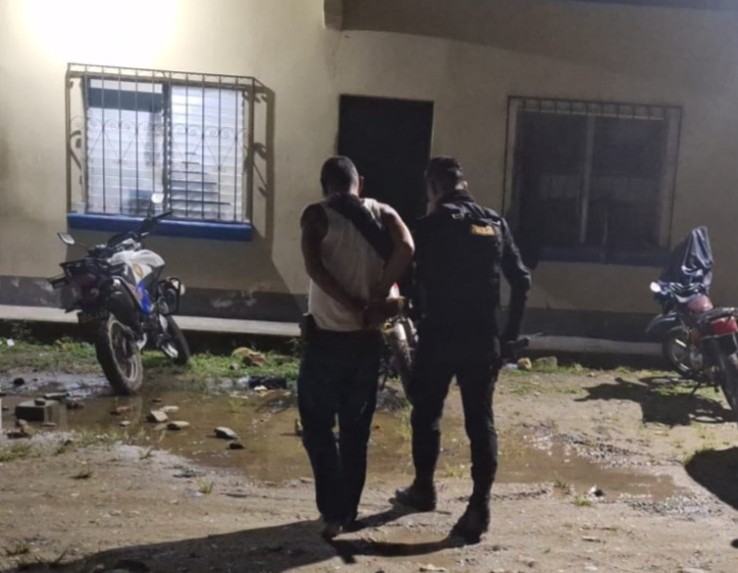 Agentes de la PNC conducen al sujeto que mantenía retenida a adolescente en Morales, Izabal.