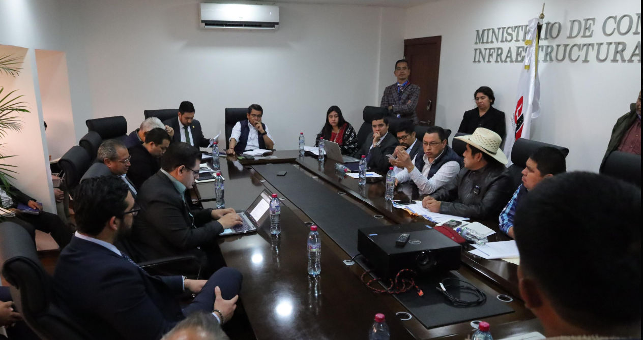 Mesa técnica sobre proyectos de infraestructura en Alta Verapaz. / Foto: CIV.