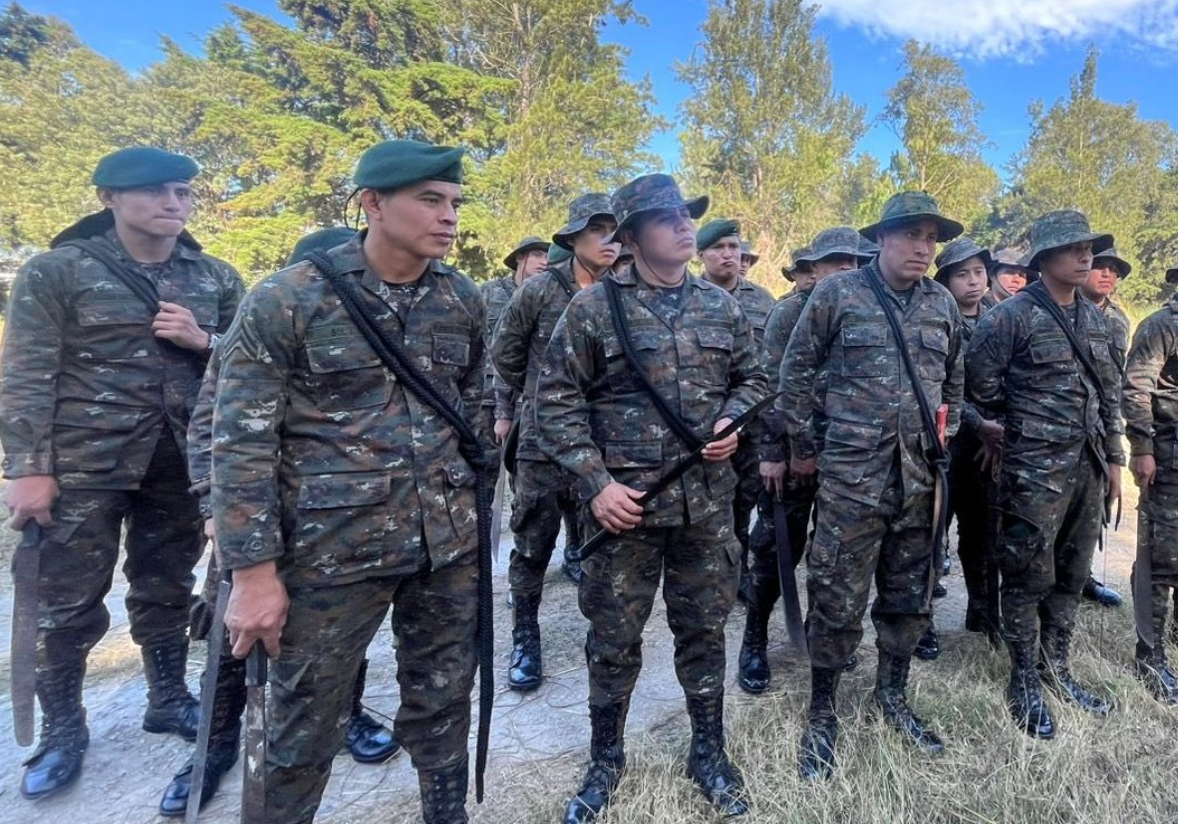 Ejército brinda apoyo a familias afectadas por tragedia en calzada La Paz