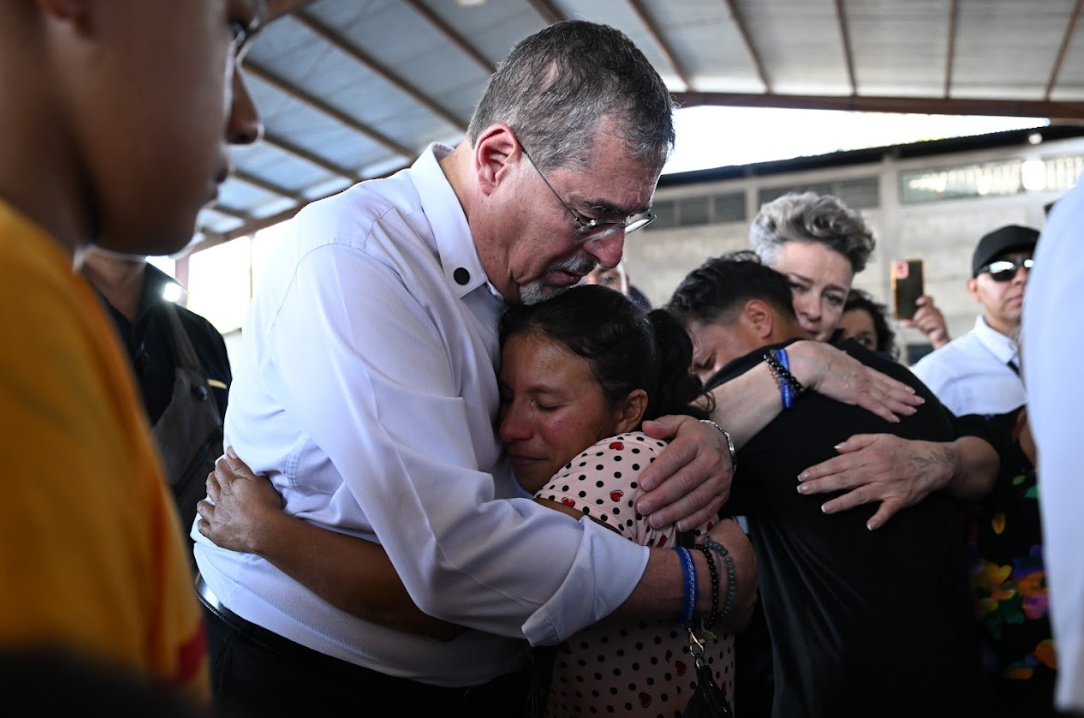 Presidente Arévalo acompaña duelo de familias en Santo Domingo Los Ocotes. (Foto: Byron de la Cruz)