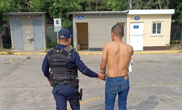 Captura de un hombre de nacionalidad aún no confirmada, quien presuntamente sería venezolano identificado como Juan Pablo Bonilla López, de 40 años. / Foto: PNC