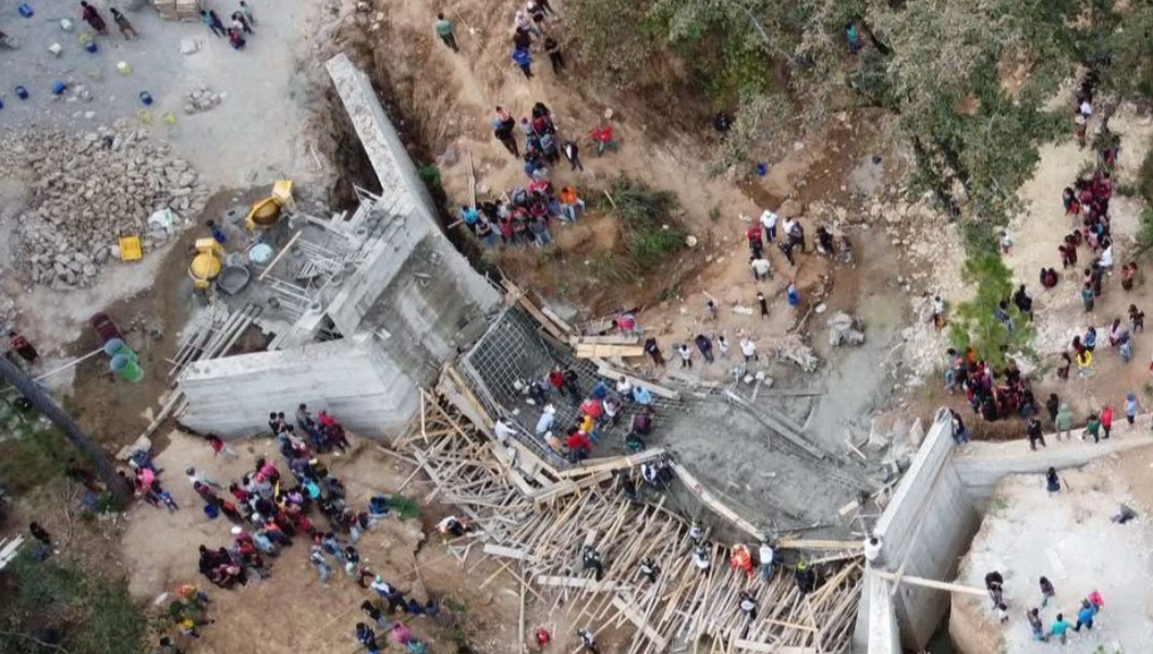 Atienden a 40 heridos por colapso de puente en construcción en Quiché