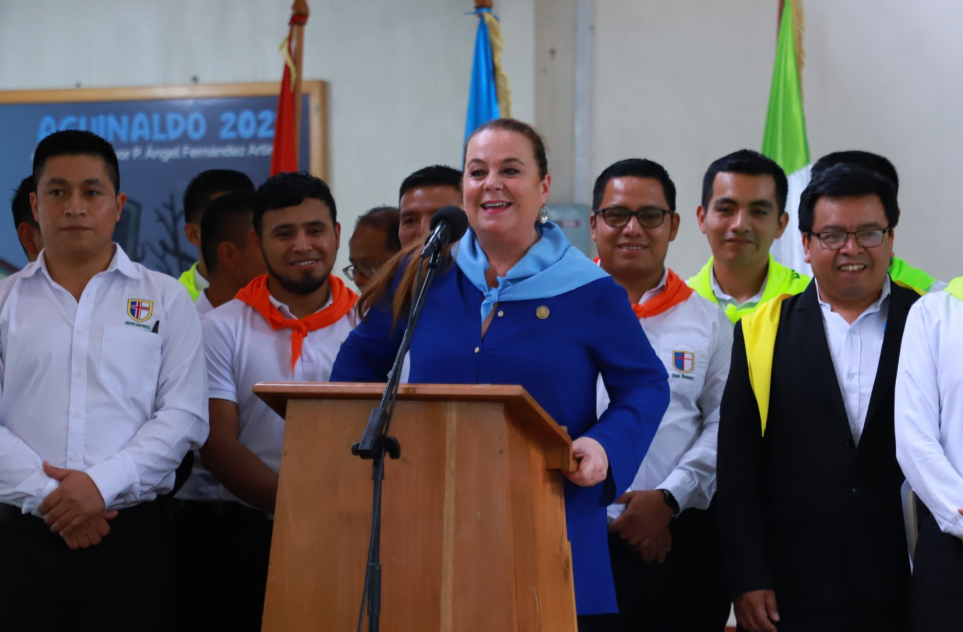 Mineduc visita proyectos educativos en Alta Verapaz